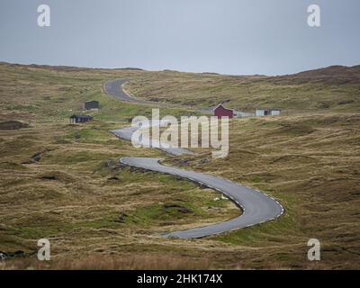 Une route sinueuse dans les îles Féroé. Le réseau routier des îles Féroé est très développé. Banque D'Images