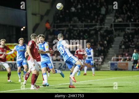 NORTHAMPTON, ROYAUME-UNI.FÉV 1st coup de pied en hauteur par John Rooney de Barrow lors de la première moitié du match de la Sky Bet League 2 entre Northampton Town et Barrow au PTS Academy Stadium, Northampton, le mardi 1st février 2022.(Credit: John Cripps | MI News) Credit: MI News & Sport /Alay Live News Banque D'Images