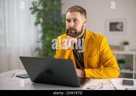 Homme attentionné au bureau Banque D'Images