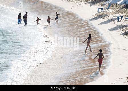 Salvador, Bahia, Brésil - 05 septembre 2021 : personnes se baignant dans l'eau à la plage de Paciencia à Salvador, Bahia, Brésil. Banque D'Images