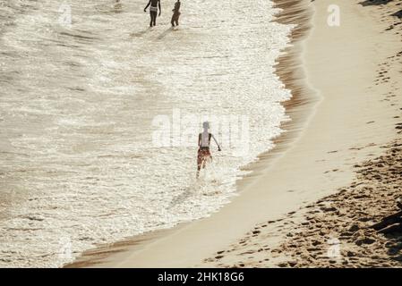 Salvador, Bahia, Brésil - 05 septembre 2021 : personnes se baignant dans l'eau à la plage de Paciencia à Salvador, Bahia, Brésil. Banque D'Images