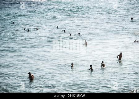 Salvador, Bahia, Brésil - 05 septembre 2021 : personnes se baignant dans l'eau à la plage de Paciencia à Salvador, Bahia, Brésil. Banque D'Images