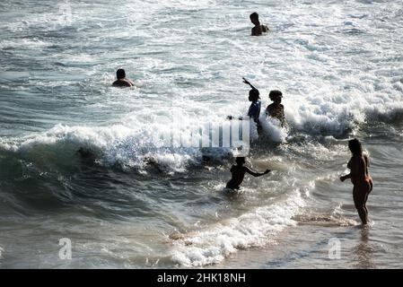 Salvador, Bahia, Brésil - 05 septembre 2021 : personnes se baignant dans l'eau à la plage de Paciencia à Salvador, Bahia, Brésil. Banque D'Images