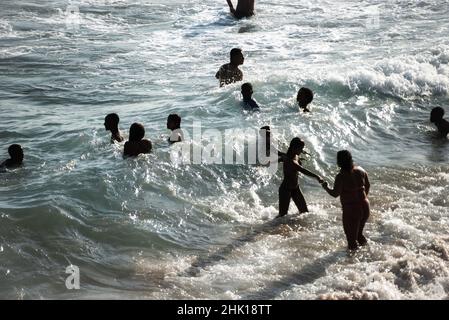 Salvador, Bahia, Brésil - 05 septembre 2021 : personnes se baignant dans l'eau à la plage de Paciencia à Salvador, Bahia, Brésil. Banque D'Images