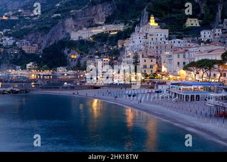 Voyager en Italie ,voir de belle ville d'Amalfi, dans le golfe de Sorrente, Côte Amalfitaine. Campanira, Italie. Banque D'Images