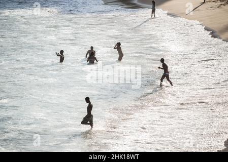 Salvador, Bahia, Brésil - 05 septembre 2021 : personnes se baignant dans l'eau à la plage de Paciencia à Salvador, Bahia, Brésil. Banque D'Images