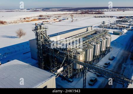 Silos agricoles élévateurs pour le séchage, le nettoyage et le stockage du grain en hiver. Banque D'Images