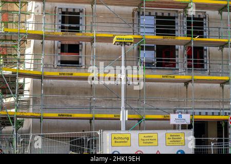 Grand chantier de construction, échafaudage d'un complexe de bureaux et de bâtiments commerciaux, vidéosurveillance, panneaux de sécurité au travail Banque D'Images