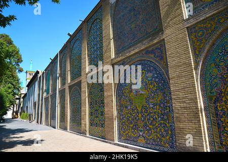 Mur Shams-ol-Emareh avec arches dans le complexe de Golestan à Téhéran, Iran, mur recouvert de mosaïque colorée Banque D'Images