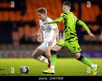 Nathan Smith de Port Vale (à gauche) et Ben Stevenson de Forest Green Rovers se battent pour le ballon lors du match Sky Bet League Two à Vale Park, stock-on-Trent.Date de la photo: Mardi 1 février 2022. Banque D'Images