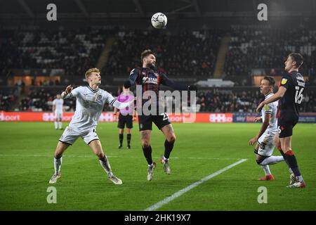 Henri Lansbury #23 de Luton Town remporte la balle haute sous la pression de Flynn Downes #4 de Swansea City Banque D'Images