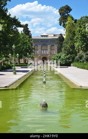 Vue extérieure sur le bâtiment Talar-e-Salam dans le palais de Golestan avec jardin à Téhéran, Iran Banque D'Images