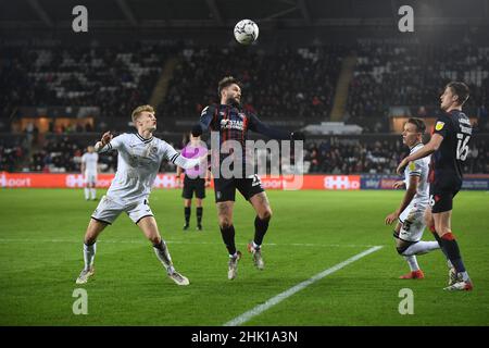 Swansea, Royaume-Uni.01st févr. 2022.Henri Lansbury #23 de Luton Town remporte la balle haute sous la pression de Flynn Downes #4 de Swansea City à Swansea, Royaume-Uni, le 2/1/2022.(Photo par Mike Jones/News Images/Sipa USA) crédit: SIPA USA/Alay Live News Banque D'Images