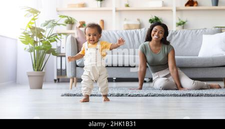 Portrait de l'adorable bébé afro-américain fait des premiers pas à la maison Banque D'Images