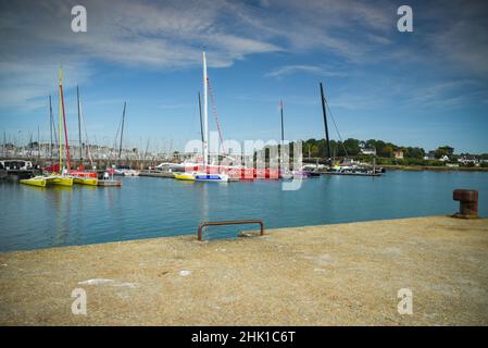 SEPTEMBRE 2021 - LA TRINITE SUR mer - FRANCE : vue sur le port de la Trinite sur Mer et ses trimarans en Bretagne Banque D'Images