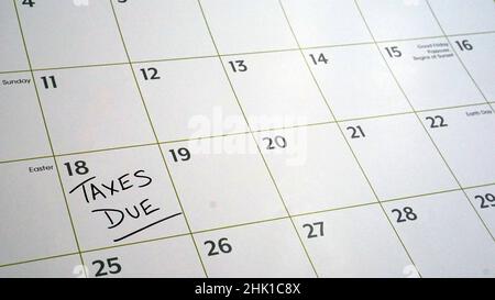 Rappel du calendrier indiquant que les taxes américaines sont exigibles le 18 avril 2022.Habituellement dû le 15 avril, le délai a été prolongé cette année en raison du Vendredi Saint. Banque D'Images