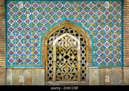 Fenêtre en pierre ornementale sculptée à Almas Diamond, dans le complexe du palais de Golestan Banque D'Images