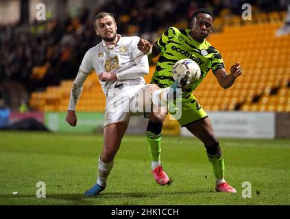 James Wilson de Port Vale (à gauche) et Udoka Godwin-Milife de Forest Green Rovers se battent pour le ballon lors du match Sky Bet League Two à Vale Park, stock-on-Trent.Date de la photo: Mardi 1 février 2022. Banque D'Images