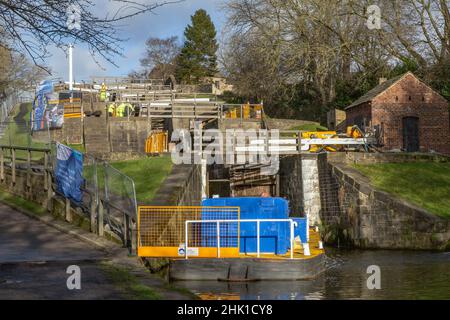 Les employés de Canal and River Trust réparent les écluses de Bingley Five Rise Locks dans le Yorkshire. Banque D'Images