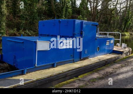 Une drague de canal sur le canal de Leeds Liverpool au bas de cinq écluses à Bingley, West Yorkshire. Banque D'Images