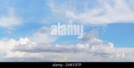 Fond ciel lumineux avec peu de nuages cirrus au-dessus et plus grands dans la partie inférieure Banque D'Images