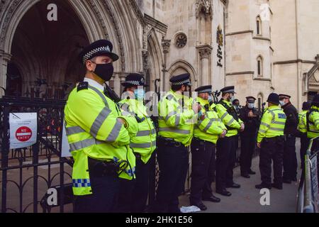 Londres, Royaume-Uni.01st févr. 2022.Des policiers gardent l'entrée du tribunal pendant la manifestation devant les cours royales de justice.19 les militants d'Isolate Britain sont jugés pour avoir enfreint l'injonction de M25.Quatre militants ont ignoré leur audience et se sont collés aux marches à l'entrée des tribunaux.Isolate Britain exige que le gouvernement veille à ce que toutes les maisons du Royaume-Uni soient plus économes en énergie d'ici 2030.Crédit : SOPA Images Limited/Alamy Live News Banque D'Images