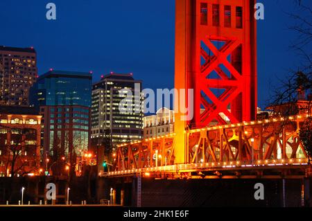 Le Tower Bridge et les gratte-ciel de Sacramento Banque D'Images