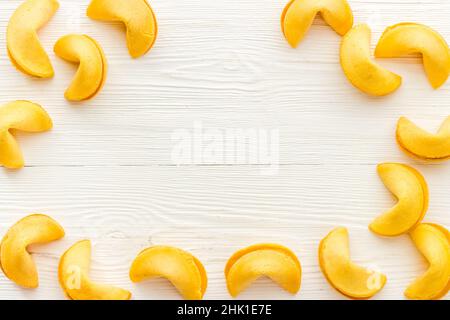 Chinois New Year fortune cookies à plat avec espace vide pour le texte.Vue de dessus Banque D'Images