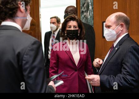 Gina Raimondo, secrétaire au Commerce des États-Unis, arrive à un sous-comité des crédits du Sénat sur le Commerce, la Justice, la Science et les organismes apparentés, qui se rend à l'audience sur l'élargissement de l'accès à large bande à Capitol Hill à Washington, le mardi 1 février 2022. Crédit : Sarah Silbiger/Pool via CNP/MediaPunch Banque D'Images