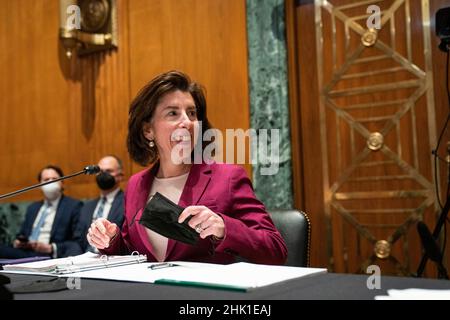 Gina Raimondo, secrétaire au Commerce des États-Unis, arrive à un sous-comité des crédits du Sénat sur le Commerce, la Justice, la Science et les organismes apparentés, qui se rend à l'audience sur l'élargissement de l'accès à large bande à Capitol Hill à Washington, le mardi 1 février 2022. Crédit : Sarah Silbiger/Pool via CNP/MediaPunch Banque D'Images
