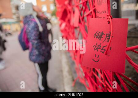 C'est l'année numéro 4719 selon le calendrier chinois et le tigre est un animal qui "effraie" Pas de chance.Selon les données officielles de l'Institut national de statistique, Madrid est passée de 33 489 Chinois au recensement de 2008 à 63 549 en 2021.Selon le Registre municipal de la population de 2021, il y a 40 570 Chinois dans la seule capitale.La plus grande concentration de la communauté chinoise dans toute l'Espagne se trouve dans UserA, qui a même maintenant un Centre pour les aînés chinois, où au lieu de jouer le ballon, ils jouent au ping-pong.Le quartier, et toute la ville, ce Banque D'Images