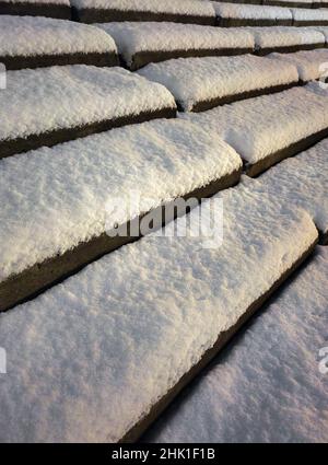 La neige blanche repose sur une couche épaisse sur les marches en béton.Photographié sous un angle bas et obliquement Banque D'Images