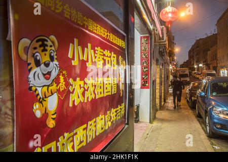 C'est l'année numéro 4719 selon le calendrier chinois et le tigre est un animal qui "effraie" Pas de chance.Selon les données officielles de l'Institut national de statistique, Madrid est passée de 33 489 Chinois au recensement de 2008 à 63 549 en 2021.Selon le Registre municipal de la population de 2021, il y a 40 570 Chinois dans la seule capitale.La plus grande concentration de la communauté chinoise dans toute l'Espagne se trouve dans UserA, qui a même maintenant un Centre pour les aînés chinois, où au lieu de jouer le ballon, ils jouent au ping-pong.Le quartier, et toute la ville, ce Banque D'Images