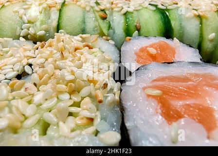 Divers petits pains à sushis sont photographiés en gros plan.L'arrière-plan est très flou Banque D'Images