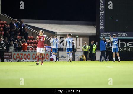 NORTHAMPTON, ROYAUME-UNI.FÉV 1st les fans de Barrow fêtent leur victoire après le match de la Sky Bet League 2 entre Northampton Town et Barrow au PTS Academy Stadium, Northampton, le mardi 1st février 2022.(Credit: John Cripps | MI News) Credit: MI News & Sport /Alay Live News Banque D'Images