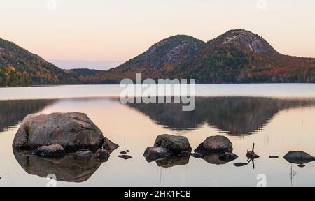 Le matin, reflet des montagnes Bubble Nord et Sud sur l'étang Jordon Banque D'Images