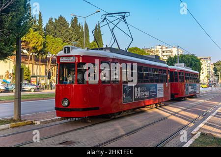 Antalya, Turquie - 15 novembre 2021 : tramway du patrimoine sur la rue de la ville Banque D'Images