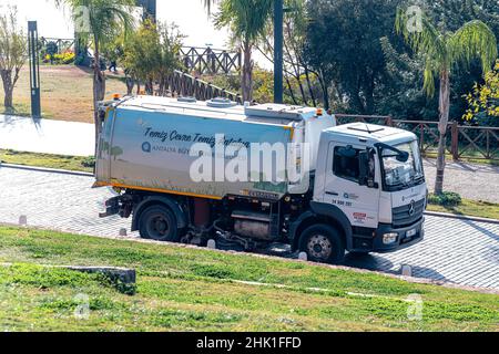 Antalya, Turquie - 15 novembre 2021 : balayeuse sur le remblai de la ville Banque D'Images