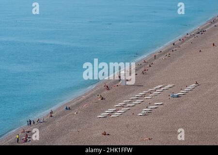 Antalya, Turquie - 15 novembre 2021 : plage de la ville, vue de dessus Banque D'Images