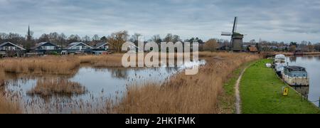 Paysage du village hollandais Oudorp à proximité de la ville d'Alkmaar avec moulin à vent historique et bateaux seul le canal Banque D'Images