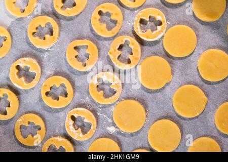 Vue de dessus des biscuits de sucre en forme d'anges sur le papier de cuisson prêt pour la cuisson pour la Saint-Valentin.Biscuits faits maison Banque D'Images