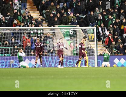 Easter Road Stadium, Edinburgh.Scotland UK.1st Feb 22 le hibernien contre le cœur du Cinch Midlothian en première place.Dejection pour Hibs Josh Campbell et Kevin Nisbet après les coeurs Toby Sibbick ligne de but autorisation crédit: eric mccowat/Alamy Live News Banque D'Images