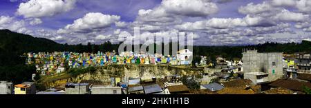 Panorama d'un cimetière coloré dans la ville marchande de Chichichastenango au Guatemala. Banque D'Images