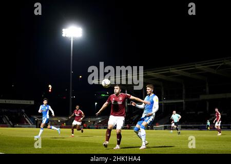 Aaron McGowan de Northampton Town et Patrick Brough de Barrow (à droite) se battent pour le ballon lors du match de la Sky Bet League Two au stade Sixfields, à Northampton.Date de la photo: Mardi 1 février 2022. Banque D'Images