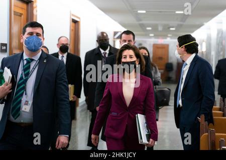 La secrétaire au Commerce des États-Unis, Gina Raimondo, se présente à un sous-comité des crédits du Sénat sur le commerce, la justice, la science et les organismes connexes, qui se rend à l'audience sur l'élargissement de l'accès à large bande à Capitol Hill, à Washington, le mardi 1 février 2022.Crédit: Sarah Silbiger/Pool via CNP Banque D'Images