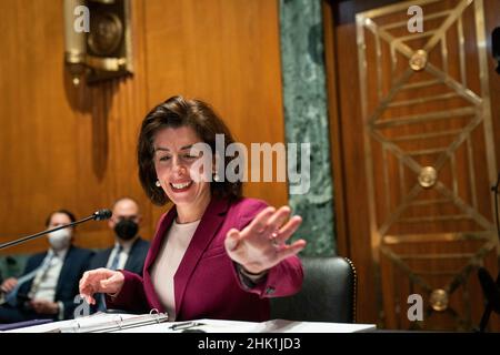 La secrétaire au Commerce des États-Unis, Gina Raimondo, se présente à un sous-comité des crédits du Sénat sur le commerce, la justice, la science et les organismes connexes, qui se rend à l'audience sur l'élargissement de l'accès à large bande à Capitol Hill, à Washington, le mardi 1 février 2022.Crédit: Sarah Silbiger/Pool via CNP Banque D'Images