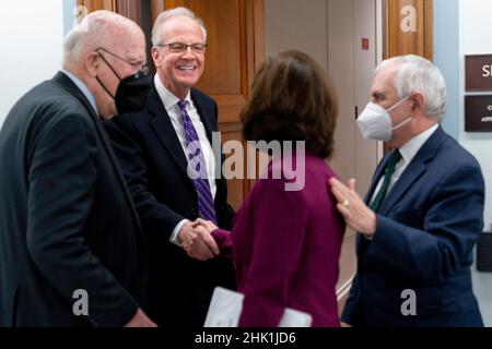 La secrétaire au Commerce des États-Unis, Gina Raimondo, est accueillie par la gauche, présidente de la commission, le sénateur américain Patrick Leahy (démocrate du Vermont), membre du sous-comité, le sénateur américain Jerry Moran (républicain du Kansas),Et le sénateur américain Jack Reed (démocrate de Rhode Island), alors qu'elle arrive pour un sous-comité des crédits du Sénat sur le commerce, la justice, la science,Et d'autres organismes connexes se sont entendues à Capitol Hill, à Washington, le mardi 1 février 2022, pour examiner l'expansion de l'accès à large bande, en se concentrant sur les programmes à large bande du ministère du Commerce dans la Loi sur l'investissement dans les infrastructures et l'emploi.Crédit : an Banque D'Images