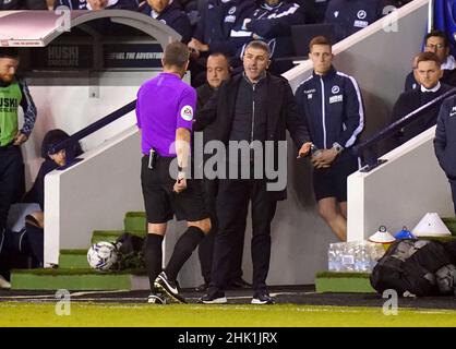 L'arbitre Kevin Friend parle à Ryan Lowe, directeur de Preston North End, lors du match du championnat Sky Bet à la Den, Londres.Date de la photo: Mardi 1 février 2022. Banque D'Images