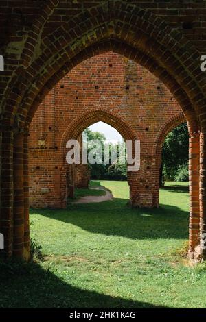 Ruines de l'abbaye d'Eldena (Abbaye de Hilda) - est un ancien monastère cistercien près de la ville actuelle de Greifswald dans Mecklembourg-Poméranie-Occidentale, Allemagne. Banque D'Images