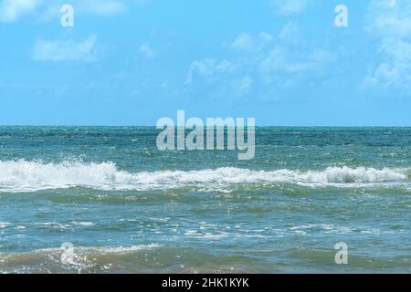 Vue sur la mer et les vagues de la ville de Recife, Pernambuco, Brésil. Banque D'Images
